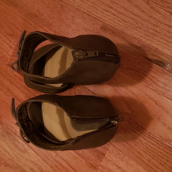 Shoes - Picture 2 of 3